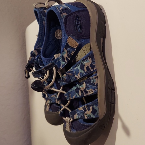 LIKE NEW Keen Boys Size 2 Sandles - Picture 3 of 8